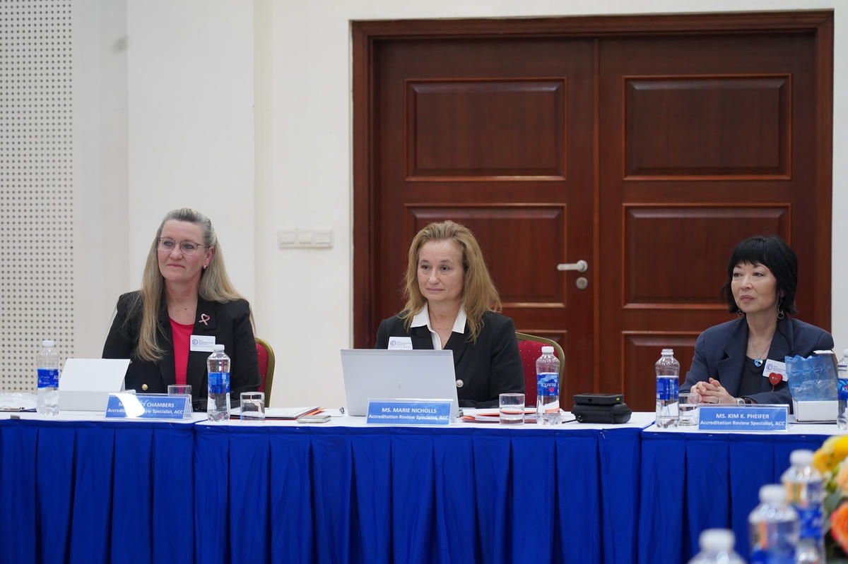 Đại diện Hội tim mạch học Hoa Kỳ (ACC) tới Việt Nam trao chứng chỉ cho BV ĐKQT Vinmec Times City.