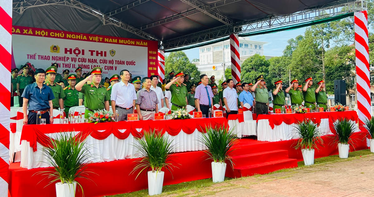 Các đại biểu dự lễ khai mạc hội thi vòng loại thể thao nghiệp vụ cứu nạn, cứu hộ toàn quốc lần thứ II – Cụm thi số V.