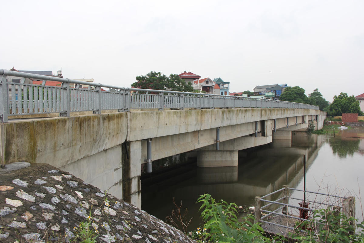 Dự án xây dựng cầu Chiếc Mới bắc qua sông Nhuệ thuộc xã Hiền Giang, huyện Thường Tín được UBND TP Hà Nội phê duyệt dự án đầu tư xây dựng vào năm 2016. Dự án có tổng mức đầu tư 115,544 tỷ đồng từ ngân sách thành phố, thời gian thực hiện dự án trong 2 năm (2017 - 2018) nhằm thay thế cầu Chiếc cũ đã xuống cấp.