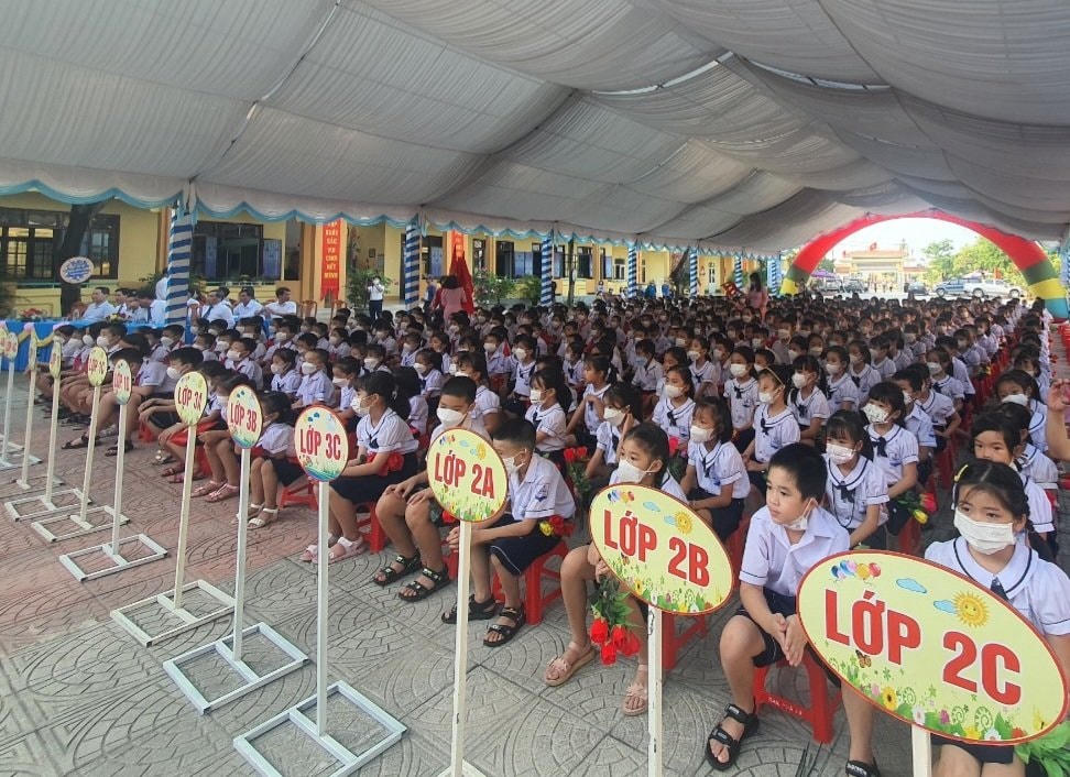 Cùng ngày, ngành giáo dục Quảng Bình đã tổ chức lễ khai giảng năm học mới 2022-2023 với phương châm đổi mới sáng tạo, nâng cao chất lượng giáo dục.