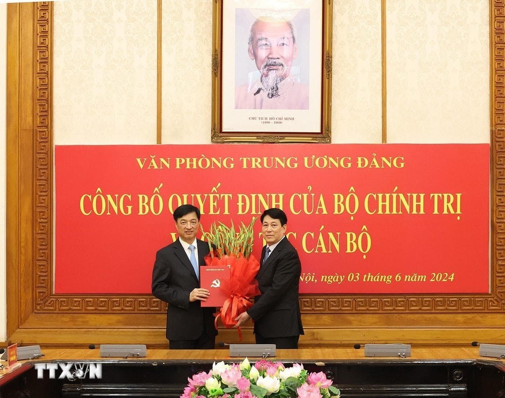 Đại tướng Lương Cường, Ủy viên Bộ Chính trị, Thường trực Ban Bí thư tặng hoa chúc mừng Thượng tướng Nguyễn Duy Ngọc giữ chức Chánh Văn phòng Trung ương Đảng. (Ảnh: Trí Dũng/TTXVN) ttxvn_ong nguyen duy ngoc 1.jpg