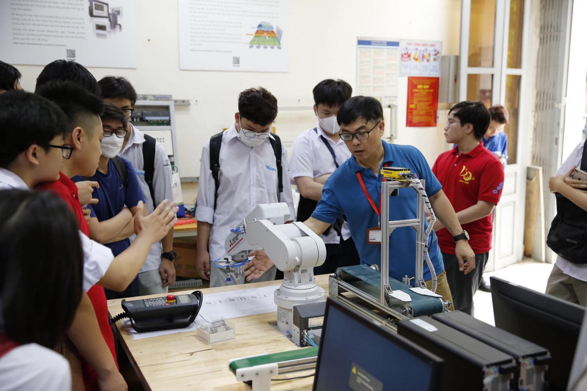 Học sinh THPT tìm hiểu về các ngành nghề đào tạo tại Đại học Bách khoa Hà Nội. Ảnh: CCPR.