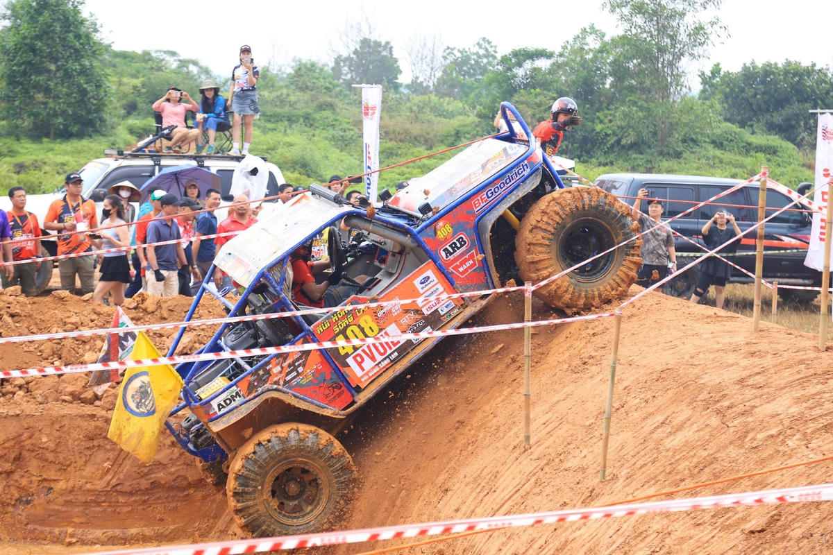 VOC (viết tắt của Việt Nam Off-road Cup) ra đời năm 2008, là giải đua ô tô địa hình đầu tiên Việt Nam và đến nay bước sang năm thứ 16. Năm nay, giải thu hút 174 vận động viên, 87 đội đua tranh tài đầy kịch tính với hơn 600 lượt thi đấu.