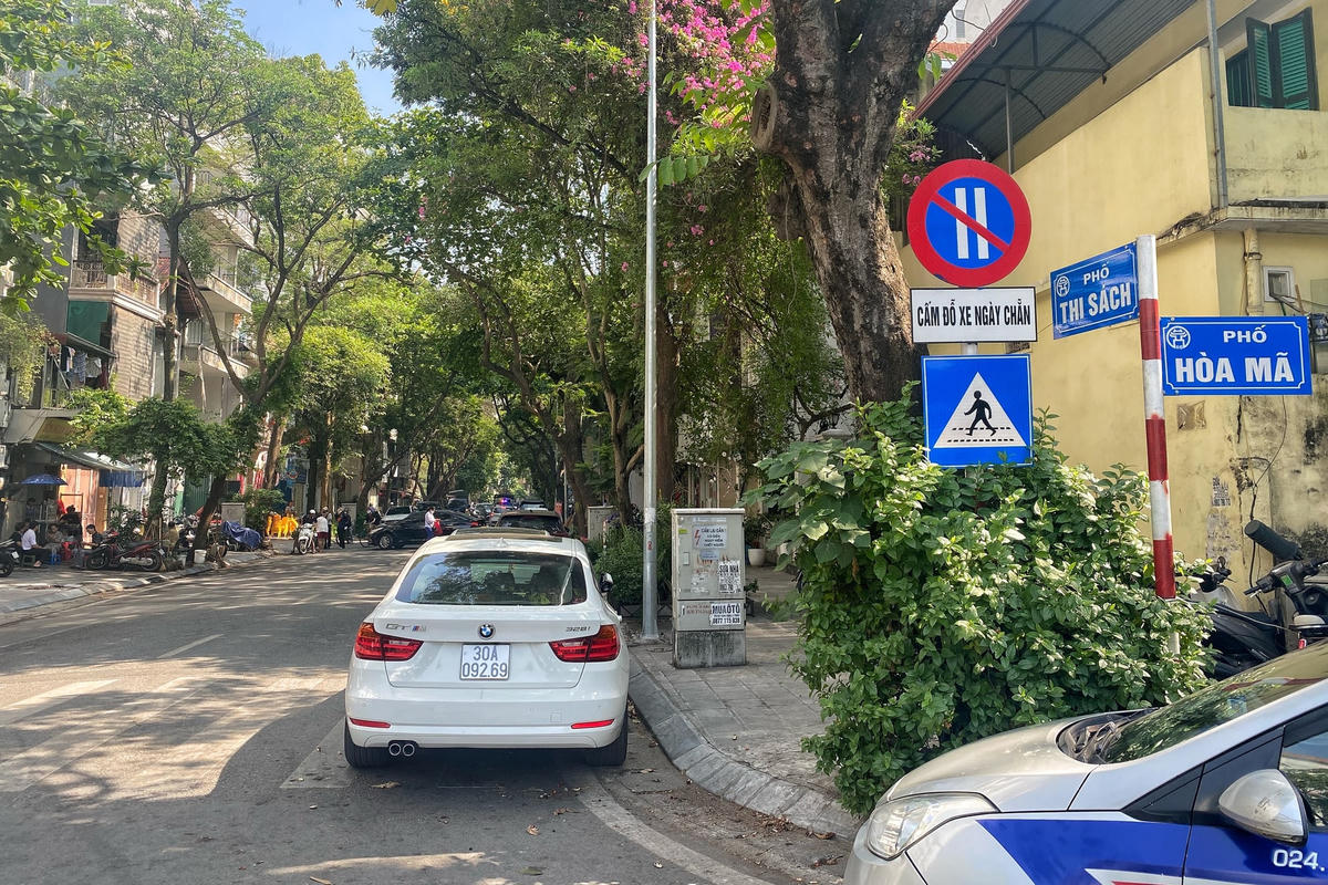 Tương tự trên phố Thi Sách, Hàn Thuyên cũng bị các chủ xe ô tô dừng đỗ như không hề có biển báo.