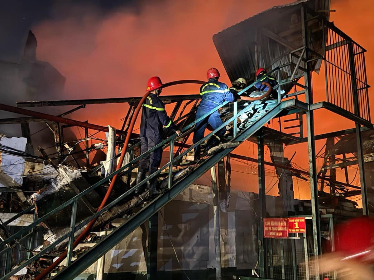 Hiện trường Cảnh sát PCCC - Công an TP HCM phối hợp dập tắt đám cháy kho hàng ngàn m2 tại Quận 7. (Ảnh: CA)