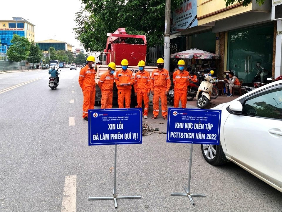 Điện Lực TP Hạ Long diễn tập giải quyết sự cố phục vụ cấp điện cho Seagame.