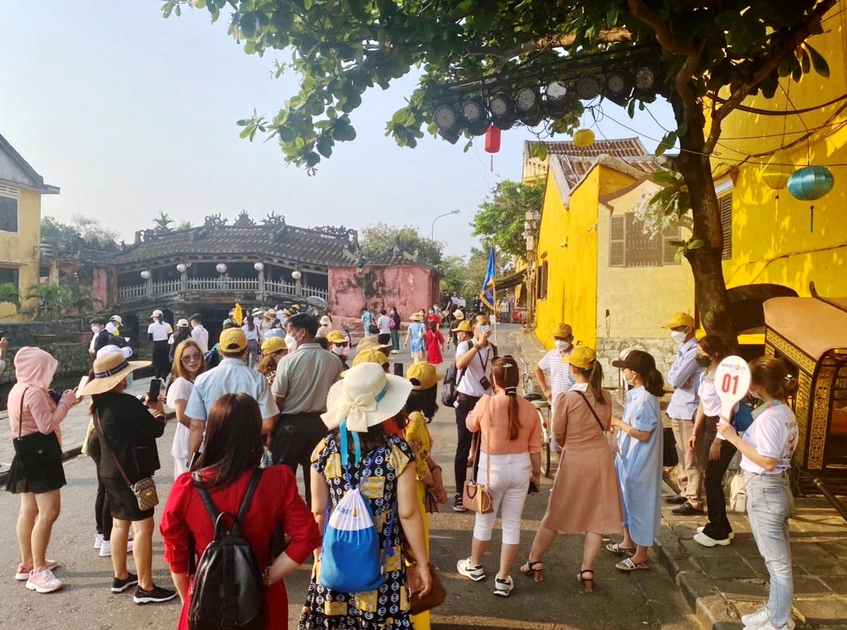 Du khách tây, ta tập trung đông về Chùa Cầu, Hội An.