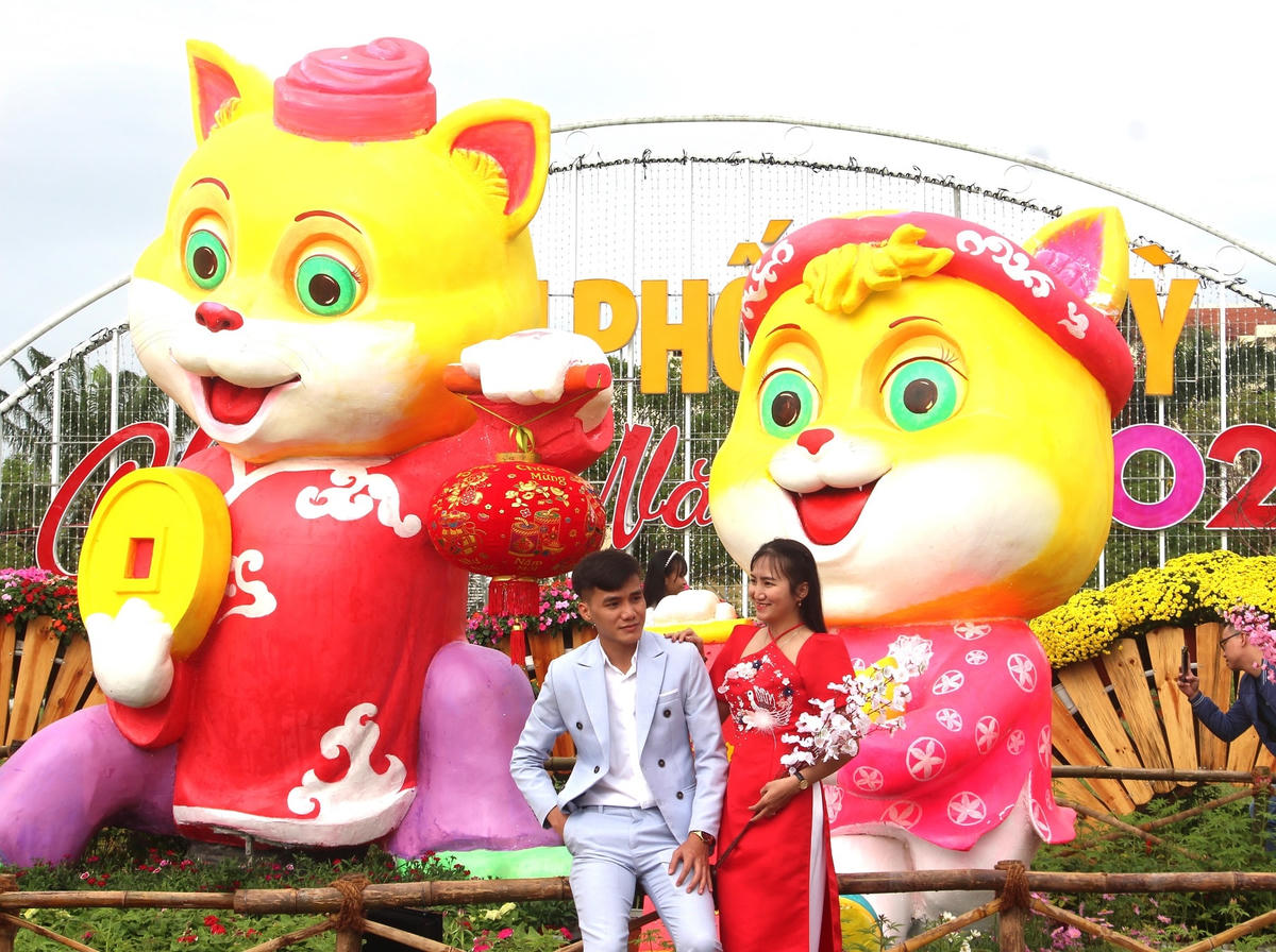 Bạn trẻ tạo dáng lưu khoảnh khắc ở Quảng trường 24/3.