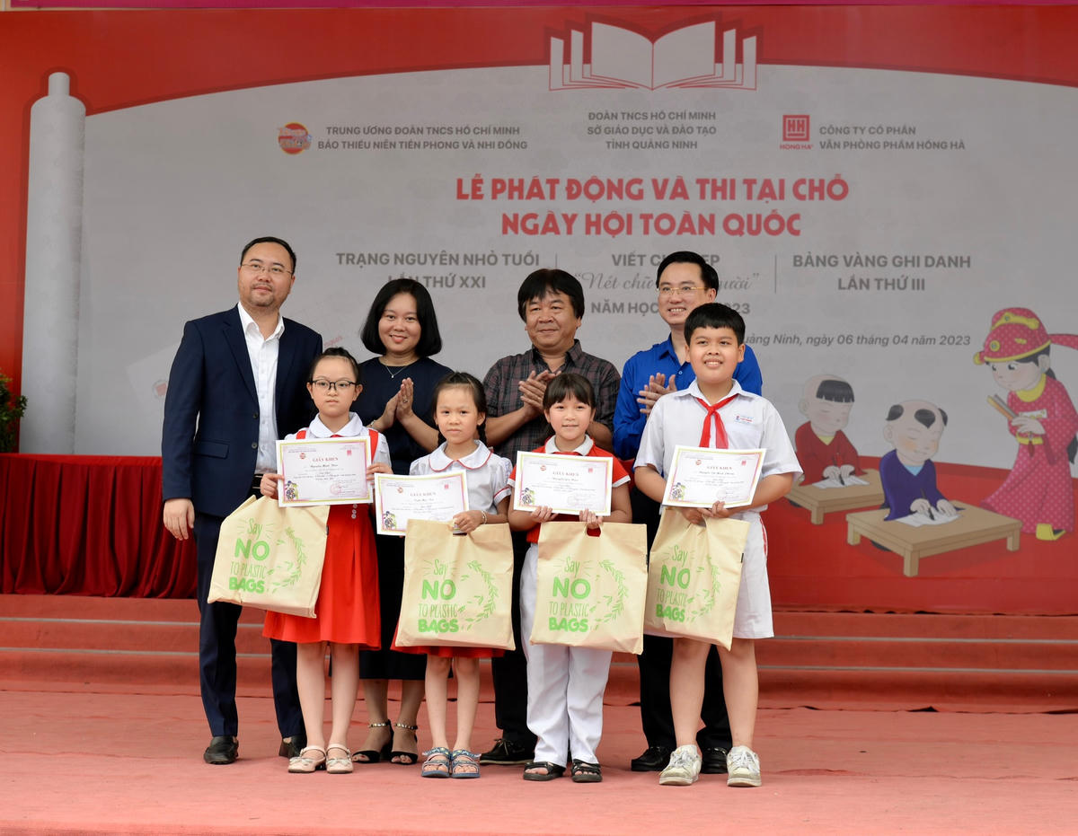 4 em học sinh giành giải Nhất trong cuộc thi Viết chữ đẹp "Nét chữ - Nết người".