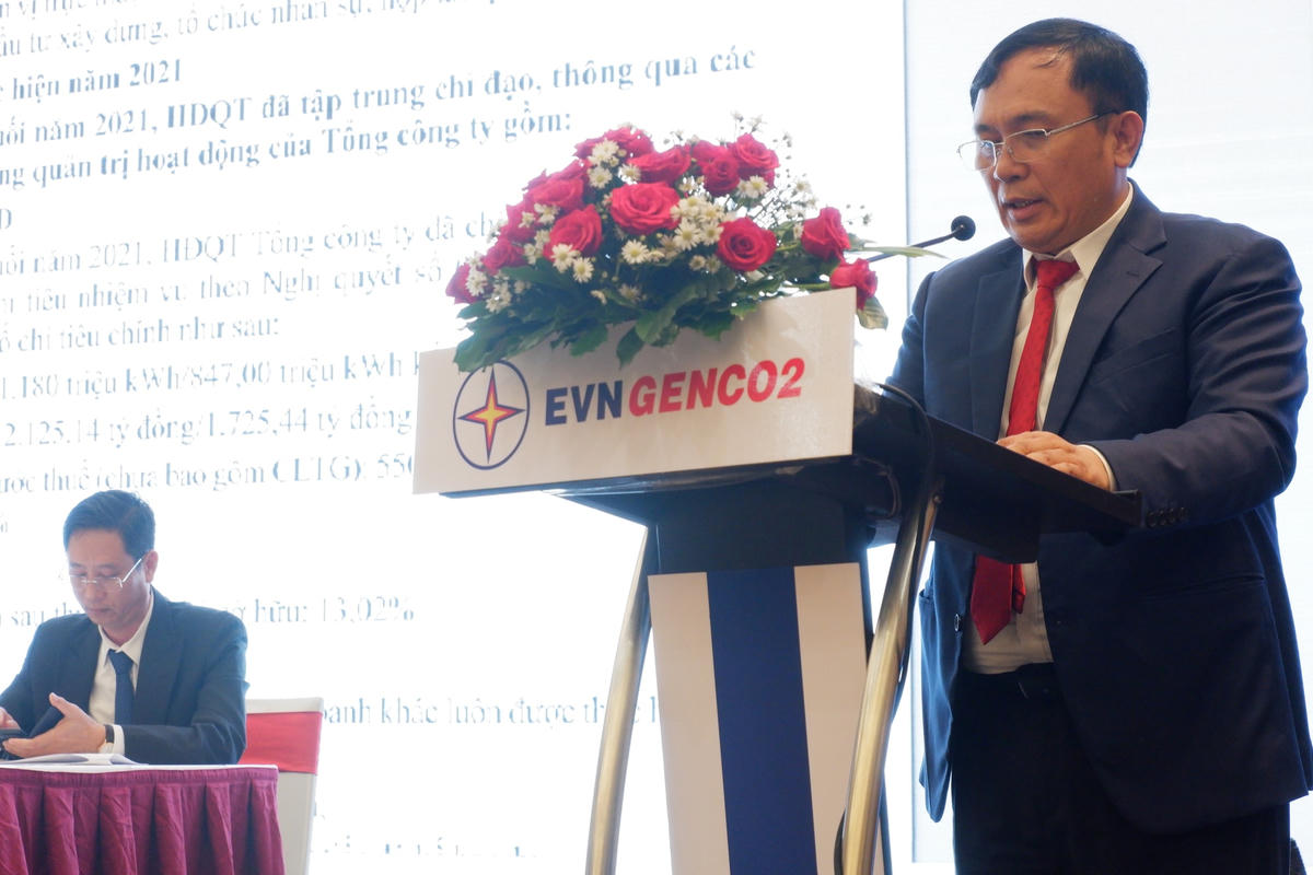 Chủ tịch HĐQT EVNGENCO2 Trần Phú Thái báo cáo các nội dung tại Đại hội.