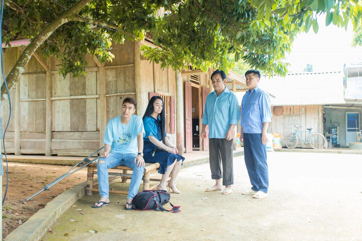 "Chạm vào hạnh phúc" xoay quanh câu chuyện về những gia đình ly tán, xáo trộn khi người bố, người mẹ đi xuất khẩu lao động với mong muốn thoát khỏi cái nghèo dai dẳng. 