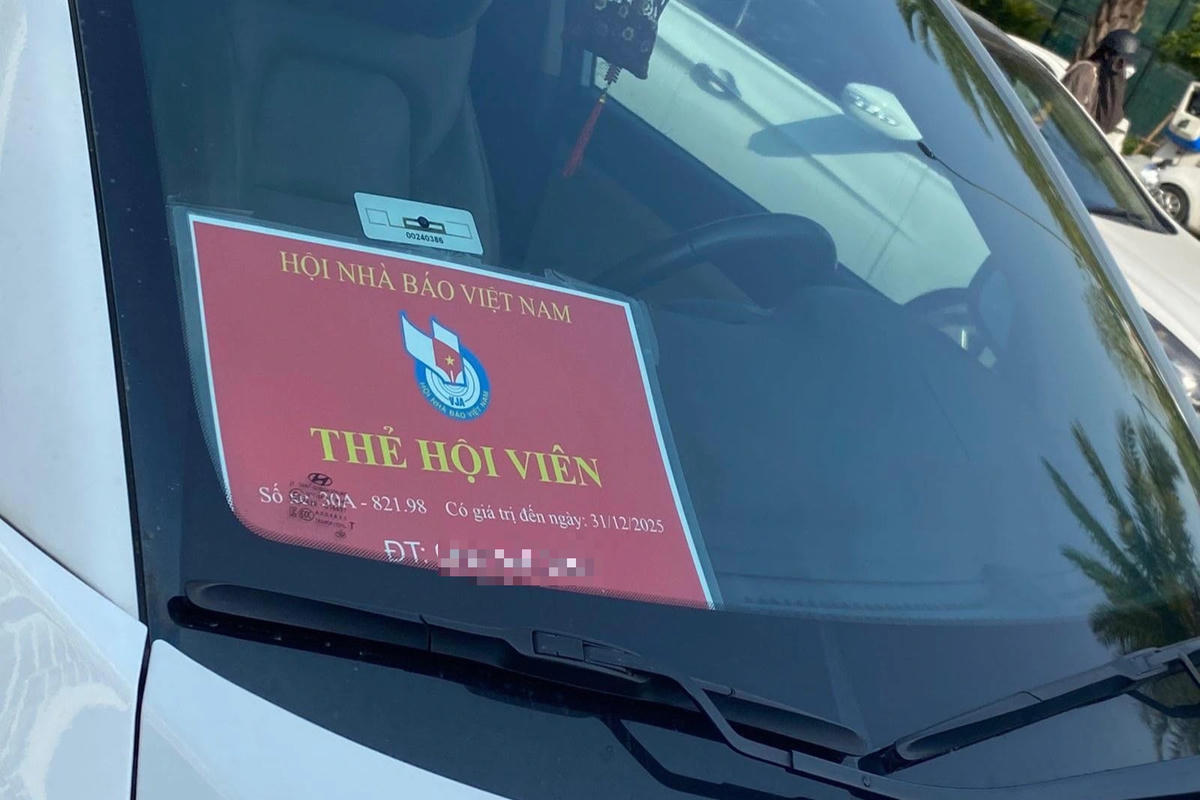 Hình ảnh xe ô tô gắn phù hiệu Hội Nhà báo Việt Nam. Ảnh: Hoàng Hiệp/Dân Trí.  