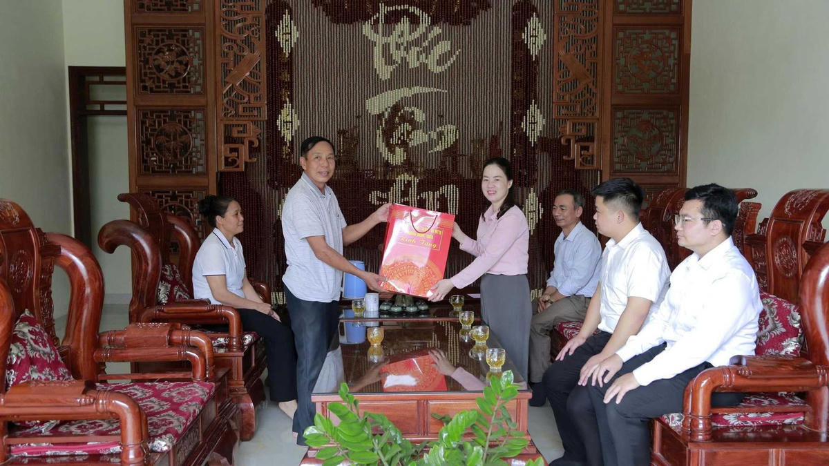 Lãnh đạo phường Đông Triều (Quảng Ninh) thăm, tặng quà gia đình chính sách tiêu biểu nhân dịp kỷ niệm 80 năm Quốc khánh nước CHXHCN Việt Nam. Ảnh: Bảo Thắng.