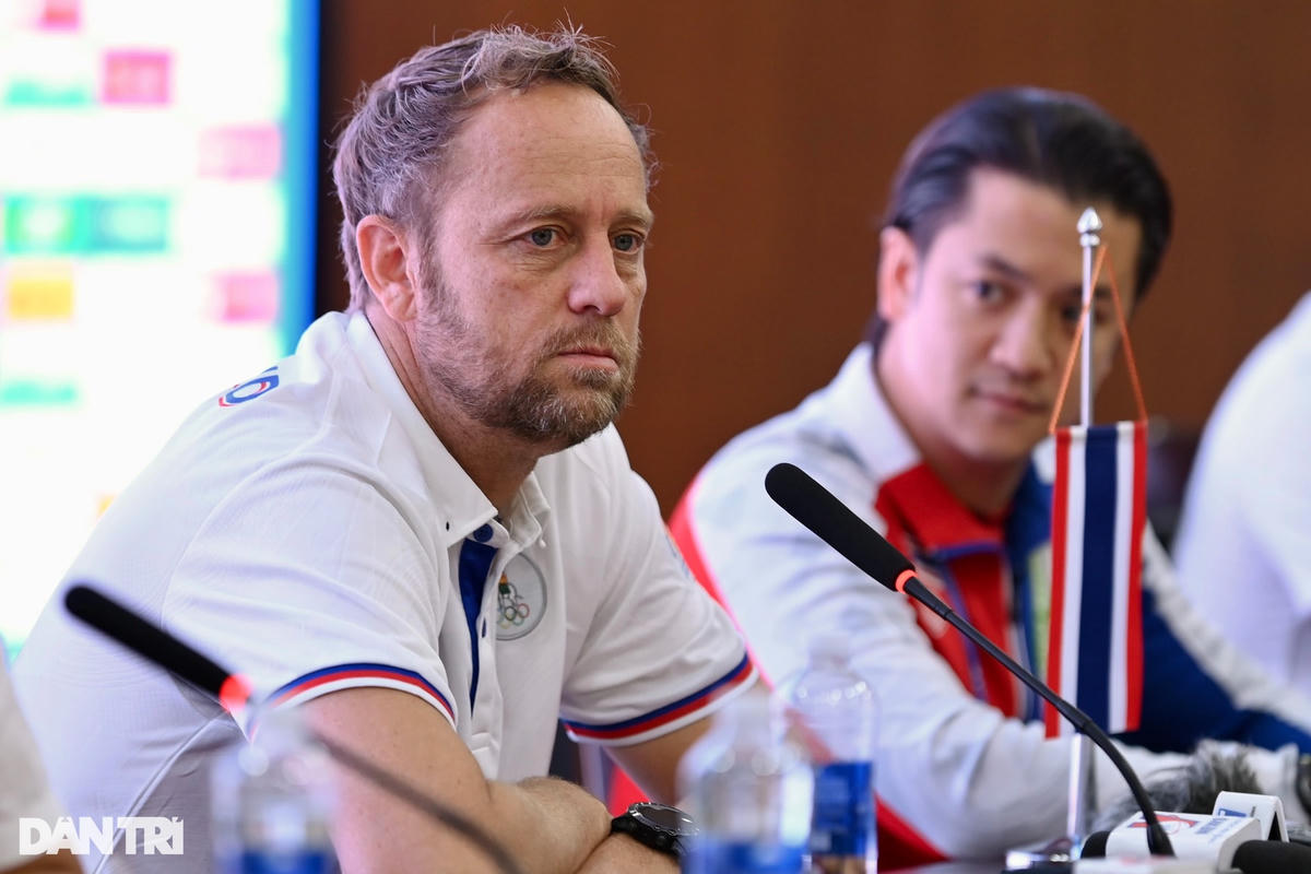 HLV Polking buồn bã khi U23 Thái Lan thất bại ở chung kết SEA Games 31. Ảnh: Dân Trí.