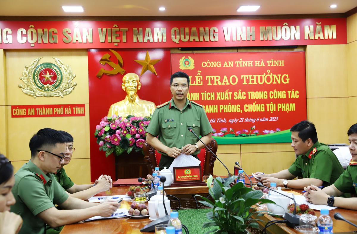 Đại tá Nguyễn Hồng Phong, Giám đốc Công an Hà Tĩnh khen thưởng, biểu dương chiến công của Công an TP Hà Tĩnh.