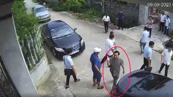 Ông Nguyễn Tiến Dũng (khoanh đỏ) cho biết do bản thân có bức xúc từ trước và trời nắng nóng nên đã ăn nói thiếu chuẩn mực với người dân.