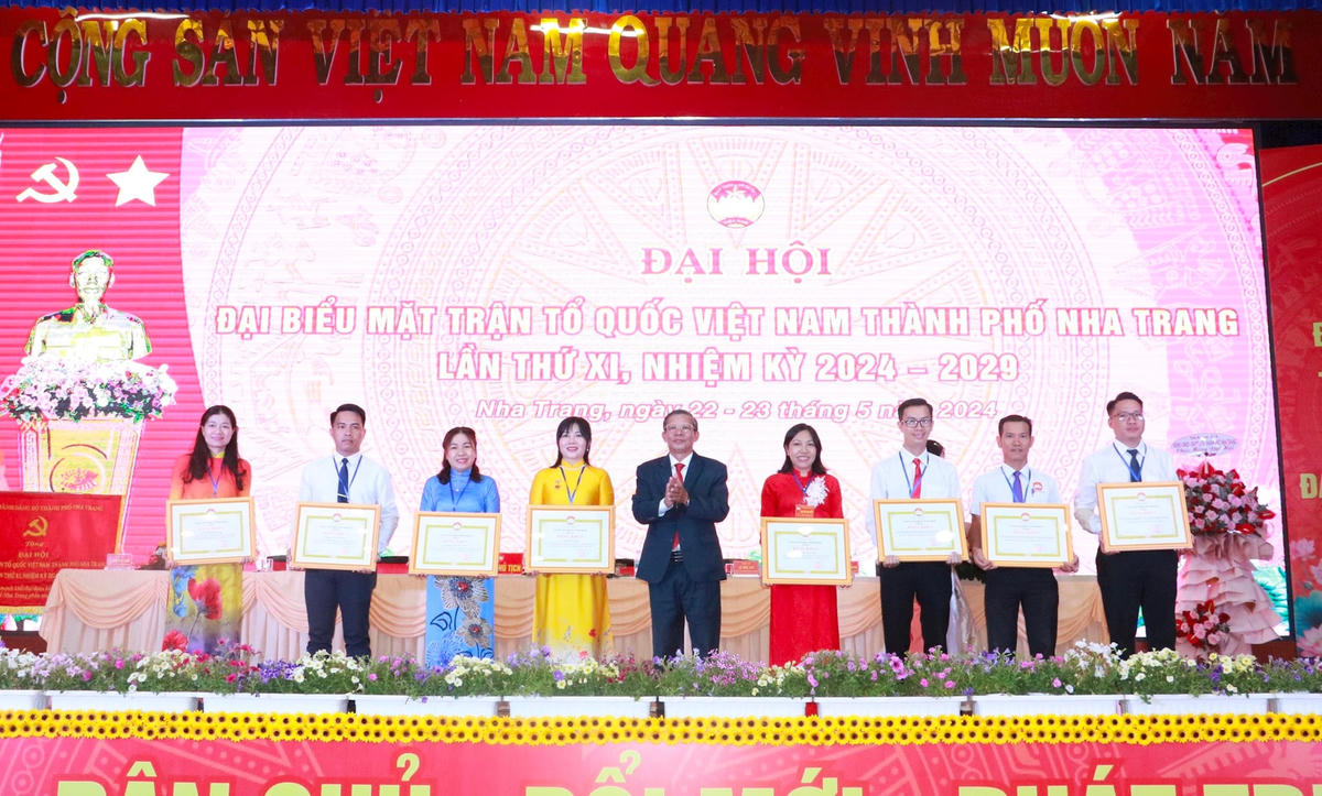 Ông Trần Ngọc Thanh, Chủ tịch Uỷ ban MTTQ Việt Nam tỉnh Khánh Hòa tặng Bằng khen cho tập thể và cá nhân có thành tích xuất sắc trong công tác Mặt trận nhiệm kỳ qua.