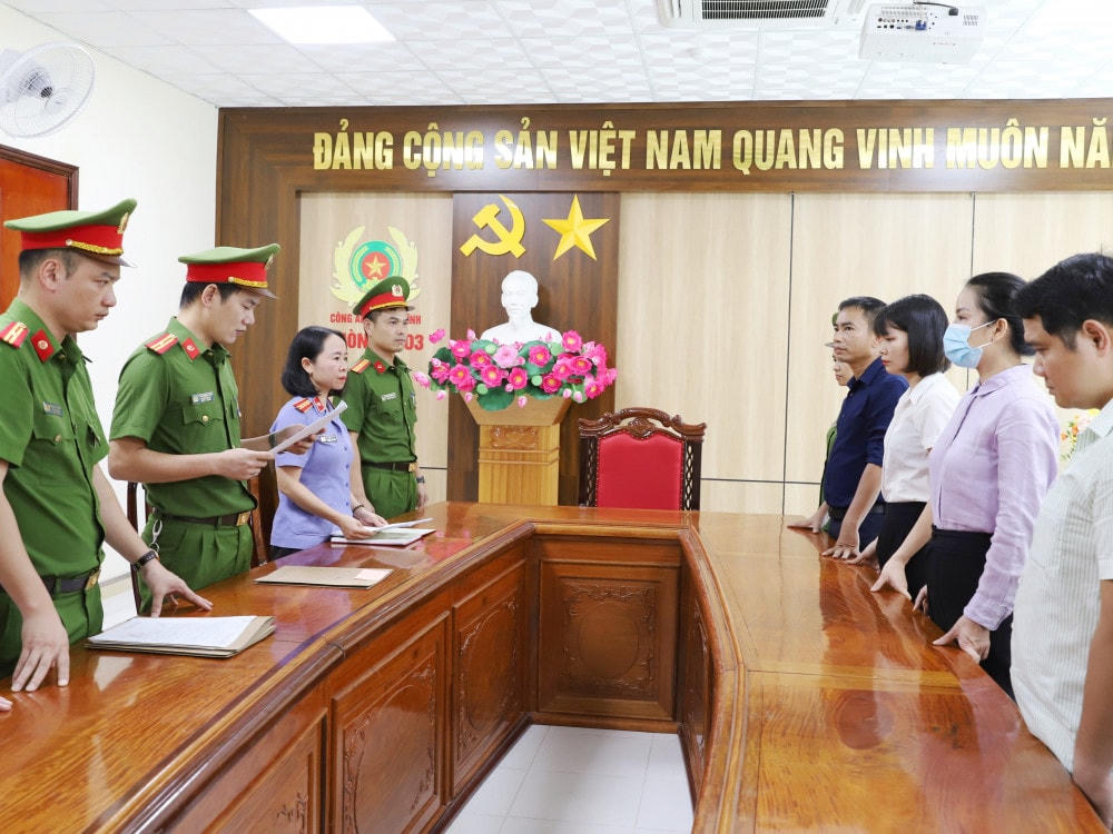 Cơ quan điều tra tống đạt các quyết định khởi tố các đối tượng Ngọc, Giang, Tùng.