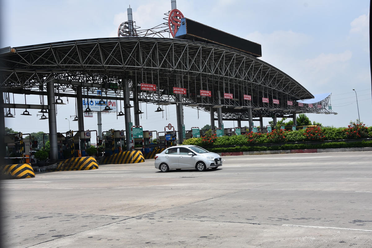 Bắt đầu từ ngày mai (1/8), toàn bộ các tuyến đường cao tốc sẽ chỉ áp dụng thu phí không dừng ETC. Đây là hình thức thu phí mới ứng dụng công nghệ tự động nhận diện phương tiện, cho phép chủ xe không cần dừng lại tại các BOT để trả tiền, tránh tắc nghẽn giao thông.