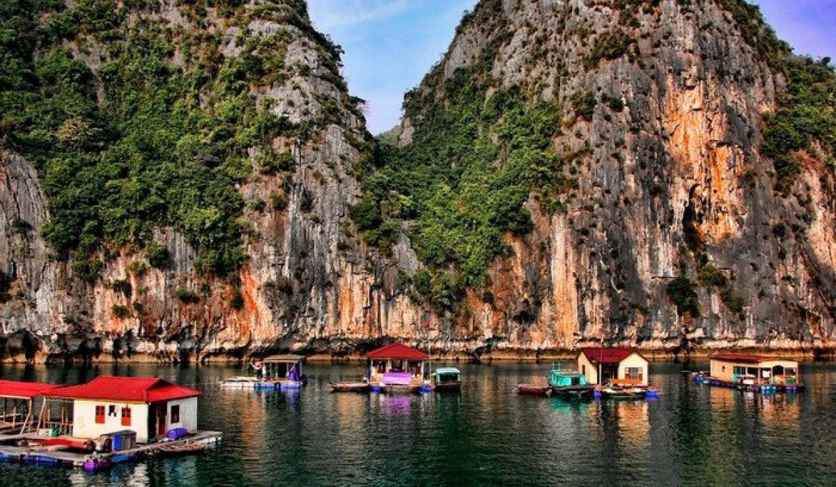 Làng chài Cửa Vạn (vịnh Hạ Long).