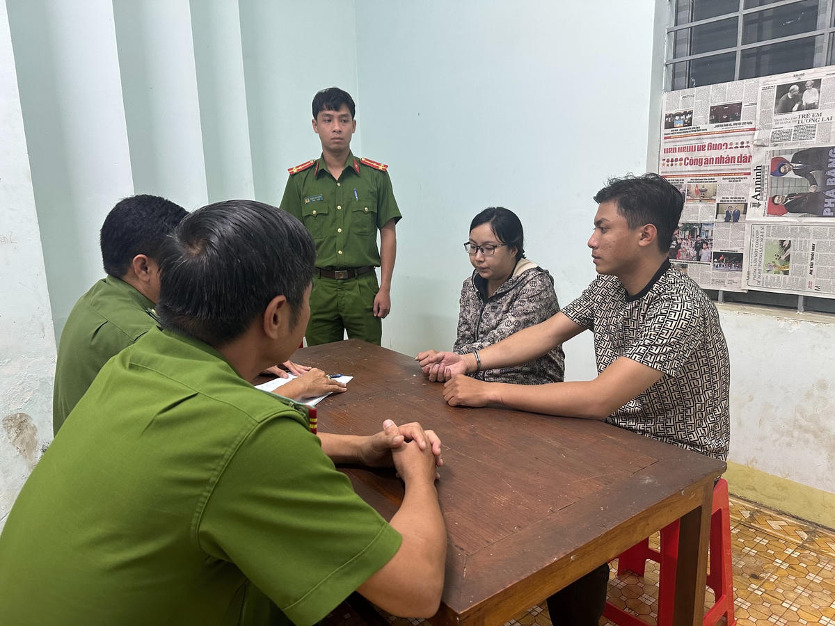Hai đối tượng lừa đảo tại cơ quan Công an.