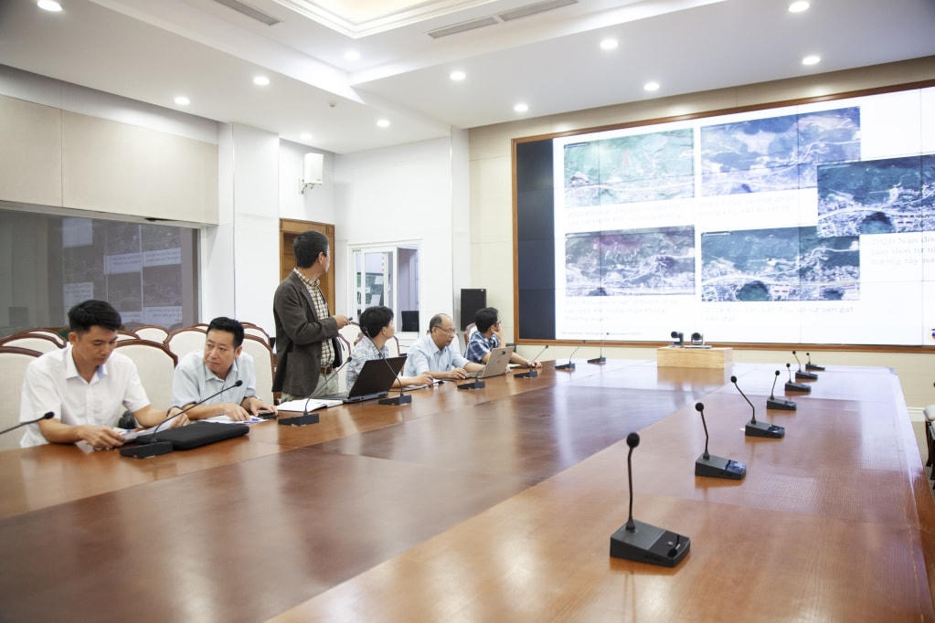 Đại diện Cục Địa chất Việt Nam báo cáo kết quả công tác quan trắc, khảo sát nhanh khu vực sạt trượt của các đơn vị chuyên ngành