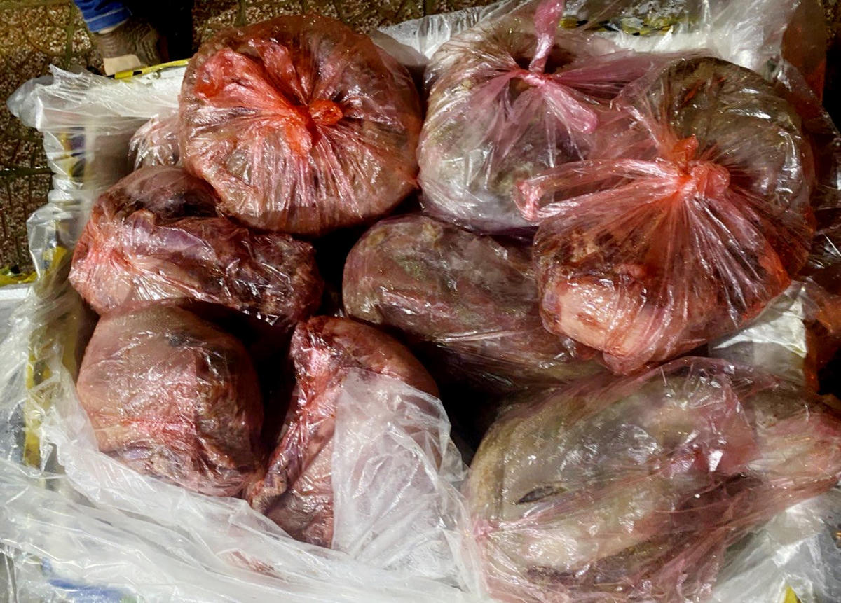 Hơn 430 kg nội tạng không rõ nguồn gốc được lực lượng chức năng tịch thu để xử lý.
