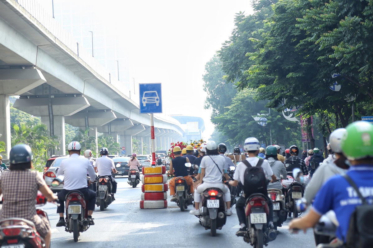 Tuy nhiên, do mới thí điểm nhiều phương tiện di chuyển trên tuyến đường Nguyễn Trãi vẫn còn bỡ ngỡ lấn làn ô tô.