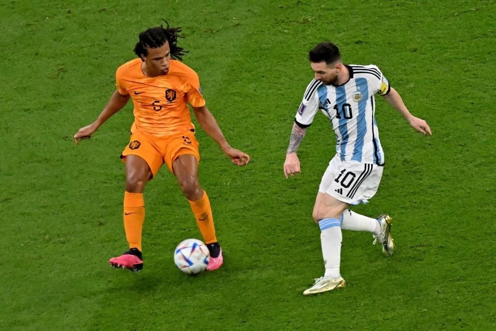 Pha kiến tạo không cần nhìn của Messi, đưa bóng qua 2 chân Nathan Ake của Hà Lan, là khoảnh khắc rõ ràng nhất chứng minh sự sáng tạo không biên giới của siêu sao thuận chân trái. Ảnh: Getty.