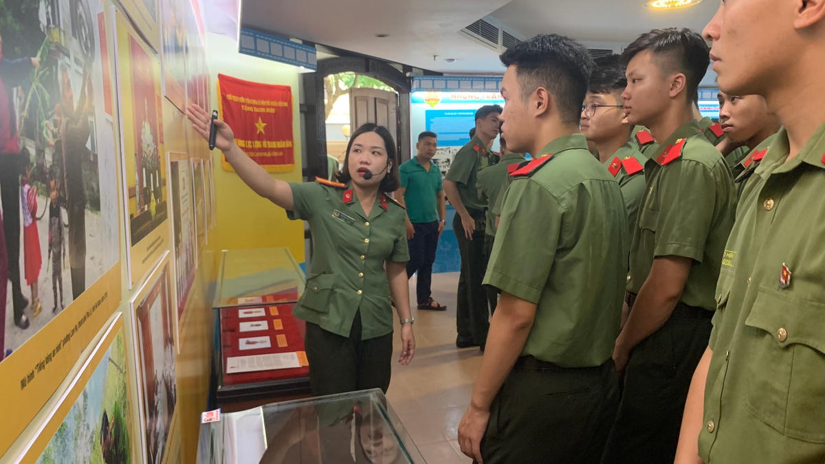 Thiếu tá Nguyễn Bích Vân chia sẻ về triển lãm. Ảnh: Thu Quỳnh.