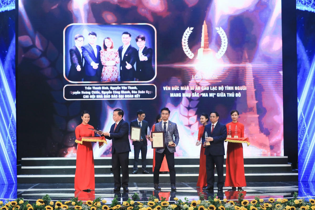 Loạt 5 bài: Vén bức màn bí ẩn Câu lạc bộ Tình Người mang màu sắc "ma mị" giữa Thủ đô của Báo Đại Đoàn Kết vinh dự nhận giải A Giải Báo chí Quốc gia.