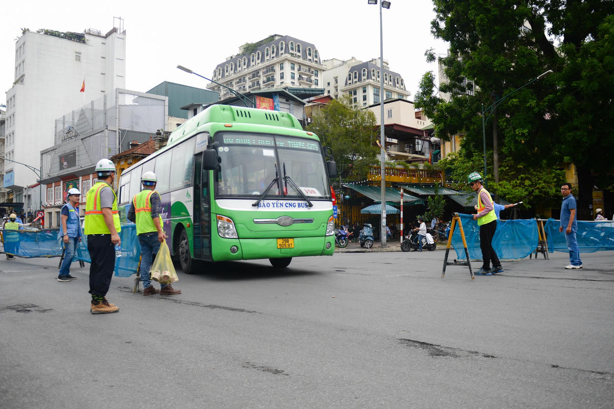 [ẢNH] Toàn cảnh ngày đầu phân luồng giao thông phục vụ thi công ga S12 Nhổn - Hà Nội