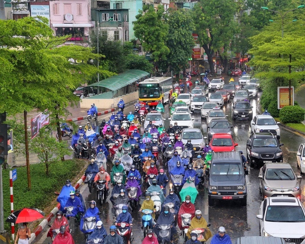 Lượng người và phương tiện phải di chuyển chậm, xuất hiện ùn tắc tại đường Láng. Ảnh: TTXVN,