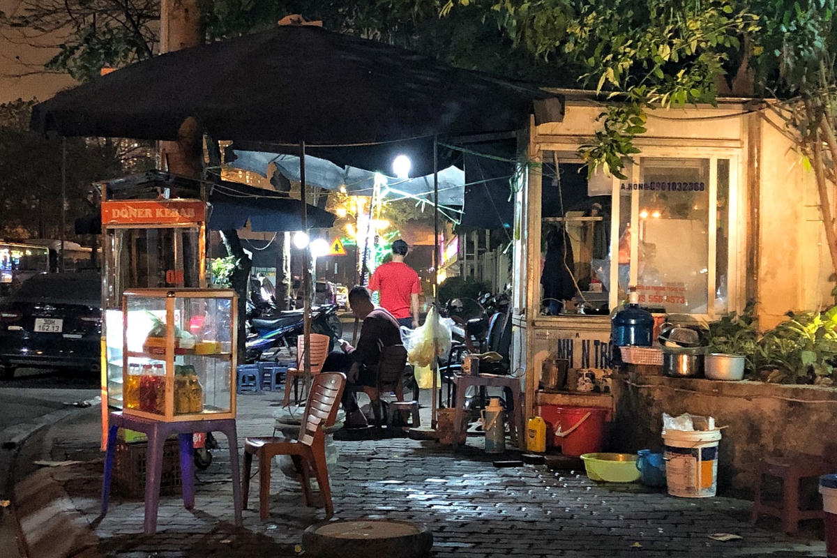 Không gian vỉa hè trên tuyến đường Tú Mỡ đã bị các tiểu thương tận dụng triệt để như kiểu điền vào chỗ trống.