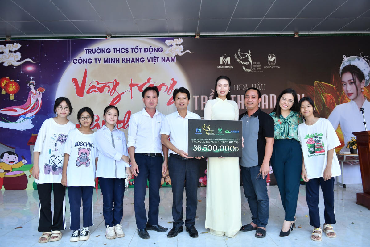 Các nhà hảo tâm trao quà cho các em học sinh có hoàn cảnh khó khăn.