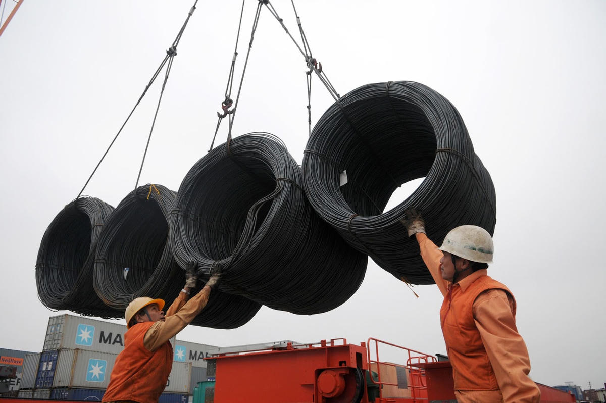 Ngành thép đã phải đối mặt với gần 80 vụ việc phòng vệ thương mại và dự báo sẽ có thêm nhiều vụ việc trong thời gian tới. Ảnh: Quang Vinh.