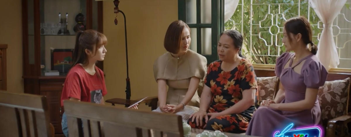 Bà Nga bàn về cái thai trong bụng Mộng Mơ. Ảnh: CMH.