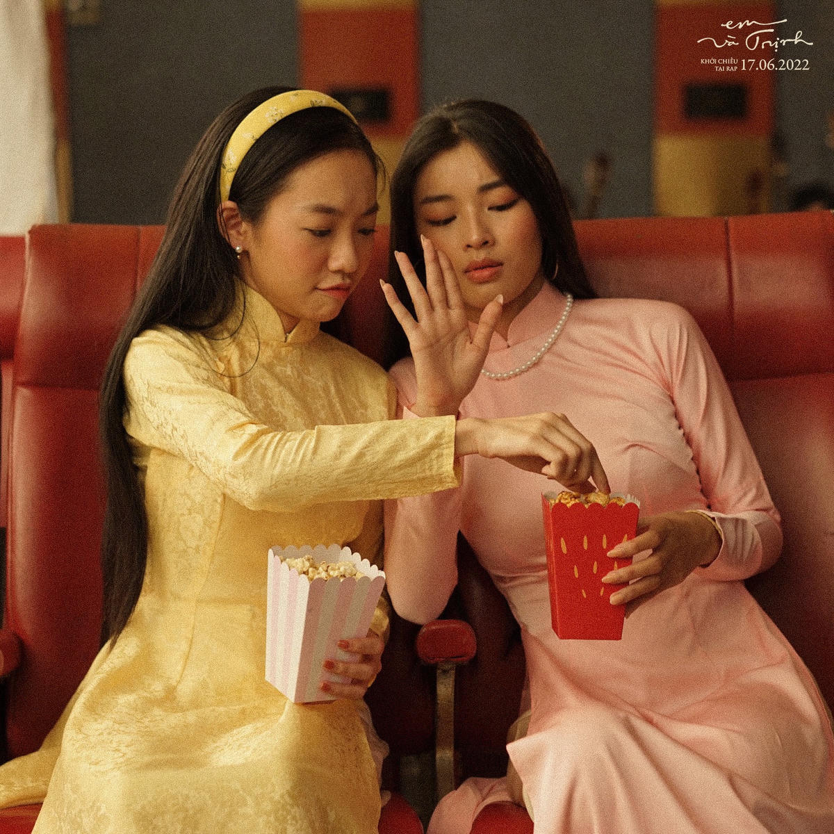 Vào vai những người tình sâu đậm của nhạc sĩ Trịnh Công Sơn trong "Em và Trịnh", Lan Thy (trái) và Hoàng Hà (phải) thu hút sự chú ý khi sở hữu nét đẹp kiêu kỳ, sắc sảo.