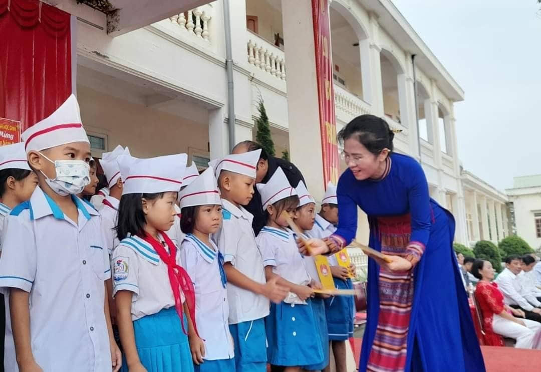 Cũng trong sáng nay, bà Võ Thị Minh Sinh, Chủ tịch Ủy ban MTTQ tỉnh Nghệ An dự và trao quà tại trường Tiểu học Nghi Kiều, huyện Nghi Lộc.