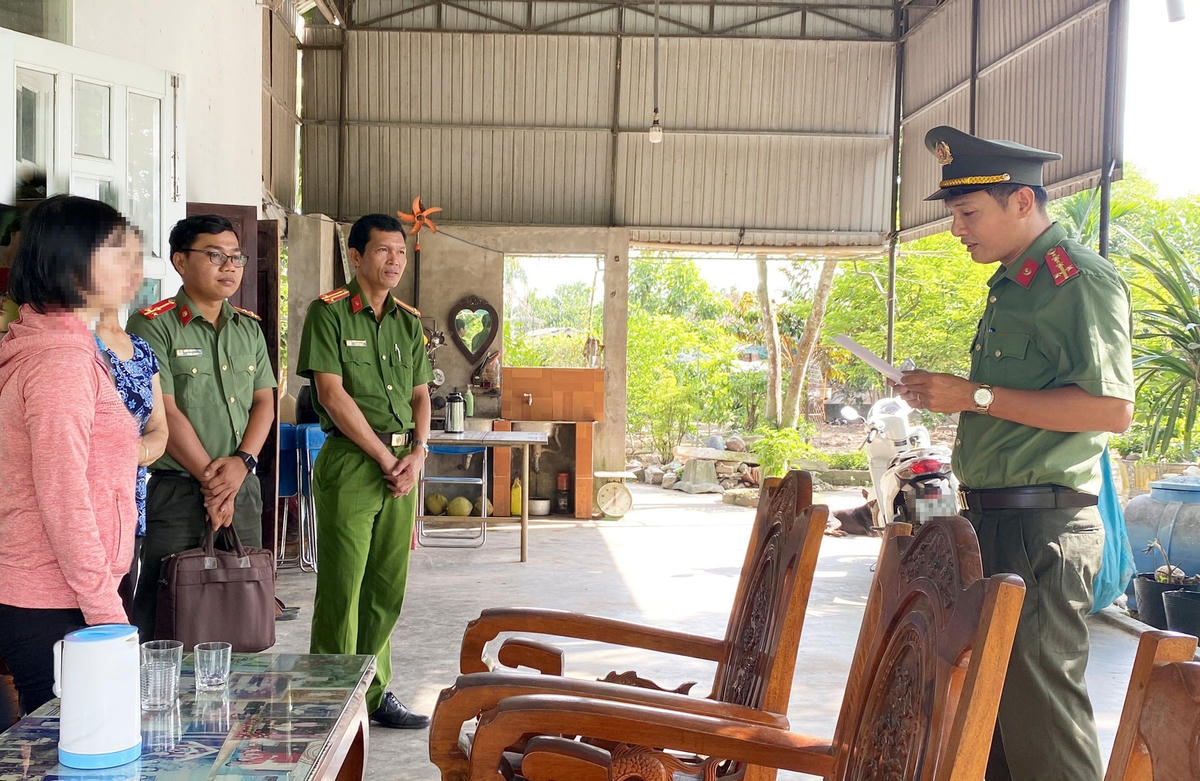 Lực lượng Công an đọc quyết định bắt đối tượng Trần Thị Kiều Duyên.