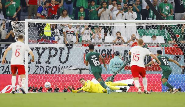 Szczesny cản 11m thành công.
