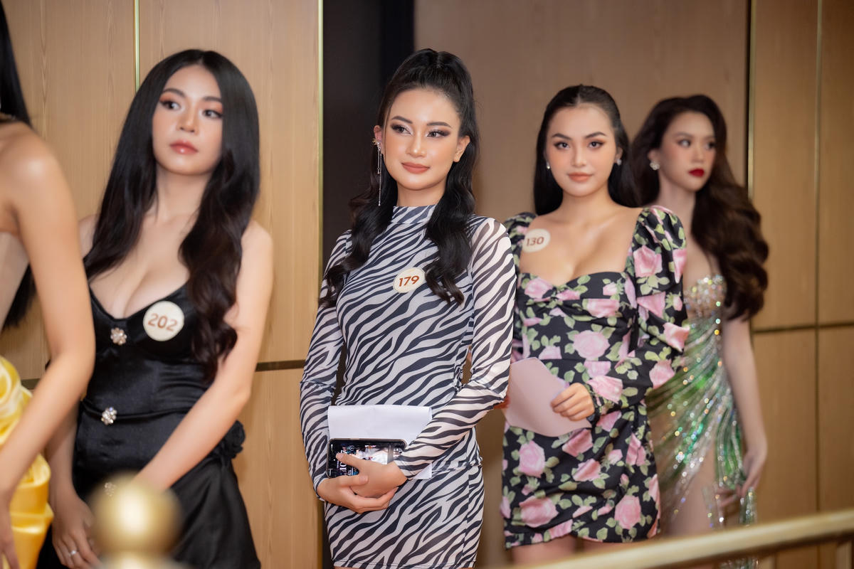 Thí sinh Miss Grand Vietnam 2023 tham gia vòng sơ khảo cùng đọ sắc.