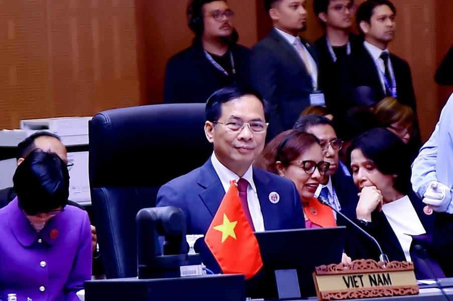 Phó Thủ tướng, Bộ trưởng Ngoại giao Bùi Thanh Sơn phát biểu tại phiên họp- Ảnh: BNG