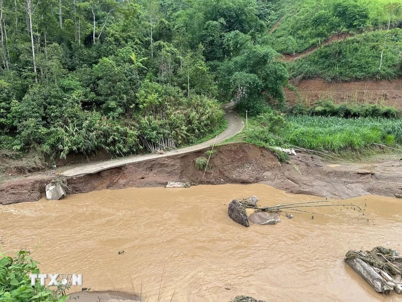Mưa lớn làm hư hỏng hệ thống cơ sở hạ tầng, giao thông. (Ảnh: Vũ Hoàng Giang/TTXVN)