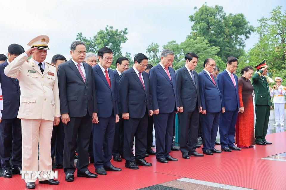 Đoàn đại biểu lãnh đạo, nguyên lãnh đạo Đảng, Nhà nước cùng các bộ ngành Trung ương đến đặt vòng hoa, dâng hương, tưởng niệm các Anh hùng liệt sỹ tại Đài Tưởng niệm các Anh hùng liệt sỹ trên đường Bắc Sơn. (Ảnh: Tuấn Anh/TTXVN)