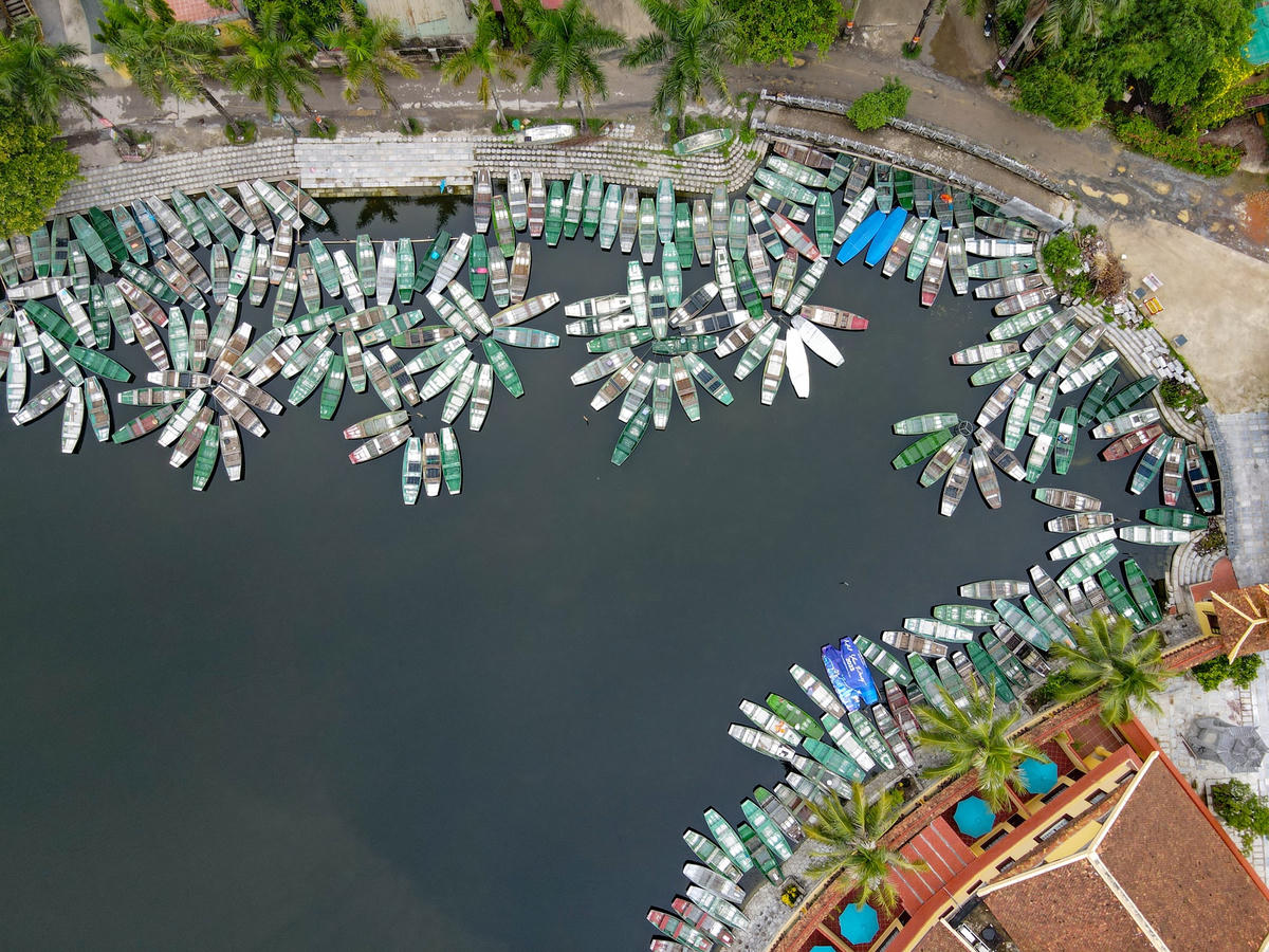 Đại diện chính quyền xã Ninh Hải cho biết, vào các ngày 12 và 26/7, DN xây dựng Xuân Trường phối hợp chính quyền xã, Hiệp hội du lịch, Sở Du lịch tỉnh Ninh Bình tổ chức họp với hàng trăm người lao động nhằm thống nhất các nội dung trong hợp đồng lao động.