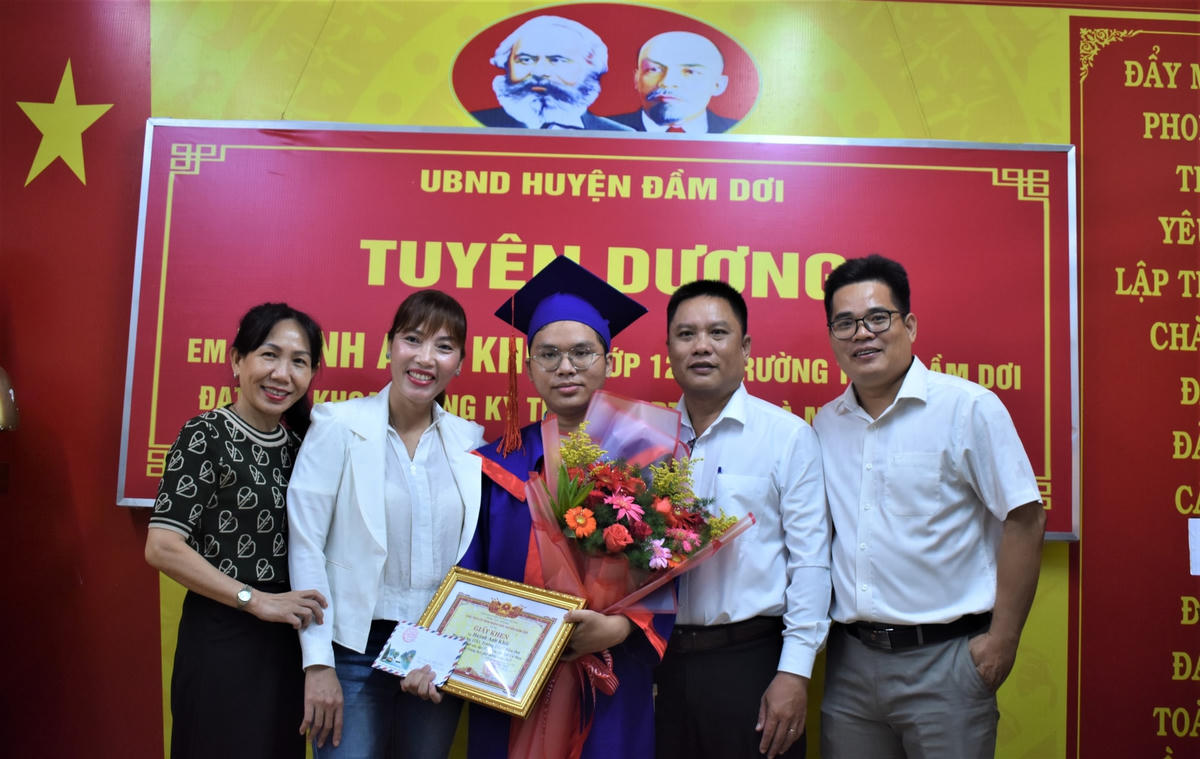 Tuyên dương em Huỳnh Anh Khôi, UBND huyện Đầm Dơi tặng giấy khen kèm 2 triệu đồng. Ngoài ra, Hội Khuyến học huyện tặng 1 triệu đồng và trường THPT Đầm Dơi khen thưởng 1 triệu đồng.
