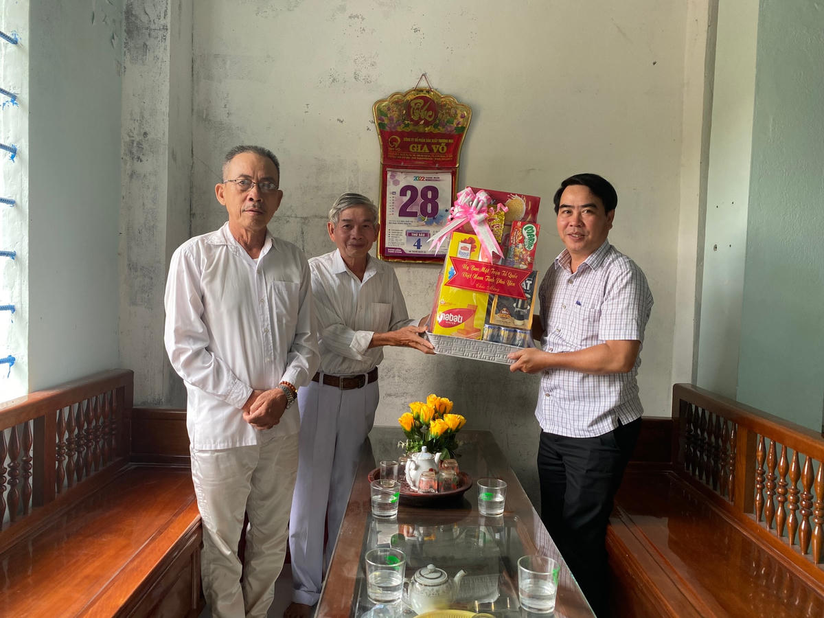 Ông Hồ Hồng Nam, Phó Chủ tịch thường trực Ủy ban MTTQ tỉnh Phú Yên trao quà chúc mừng Chánh trị sự Lê Văn Thu-Quyền Cai quản họ đạo Tuy An (Thánh thất Tuy An).