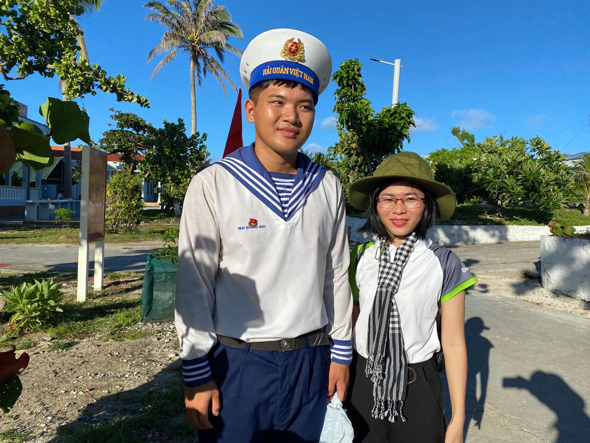 Cô Nguyễn Thị Hiếu gặp cháu ruột ở đảo Trường Sa.