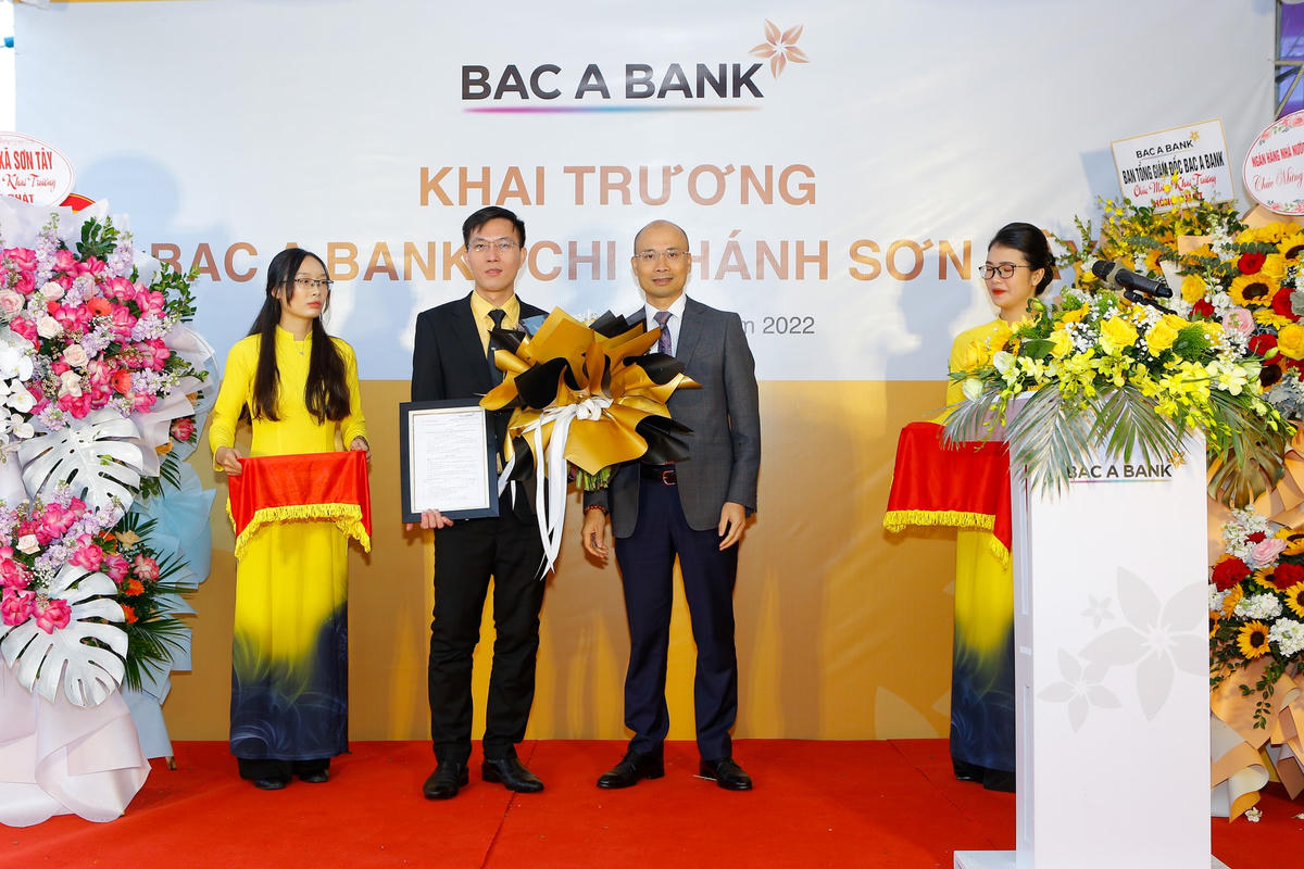Ông Chu Nguyên Bình, Phó TGĐ BAC A BANK trao quyết định thành lập cho Giám đốc CN Sơn Tây.